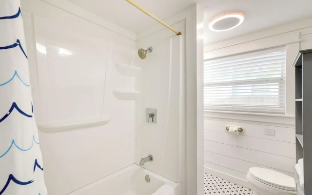Galveston Vacation Rental: Deck & Central Location