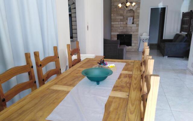 "lovely six Bedroom Villa in Coral Bay ."