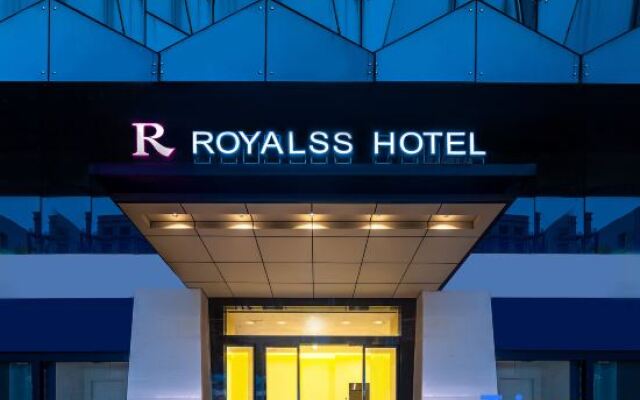 R Royalss Hotel