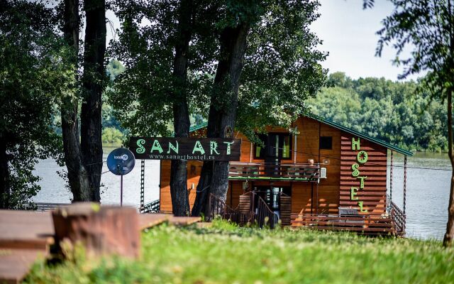 San Art Floating Hostel&Apartments