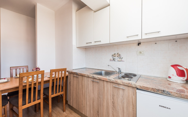 Apartment Karlo 220m From the Beach