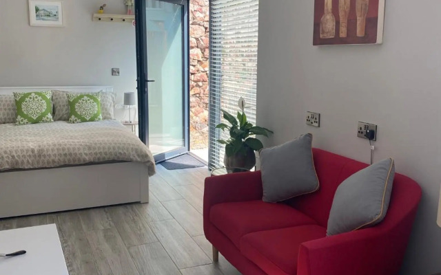 Hugo Mews Bright Studio Apartment