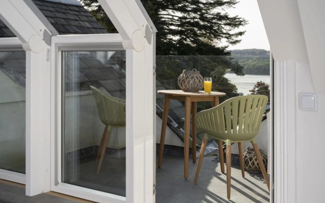 Storrs Hill Sanctuary - Spacious Studio - Stunning Lake Views