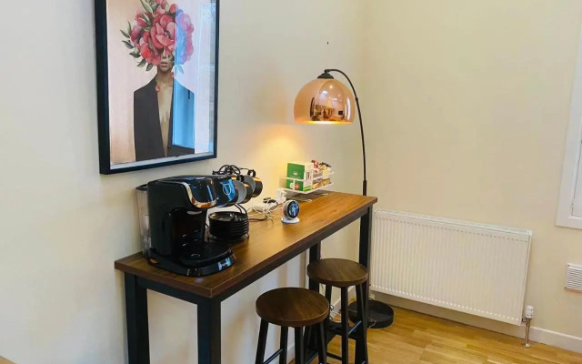 2 Bed 2 bath with Private Parking