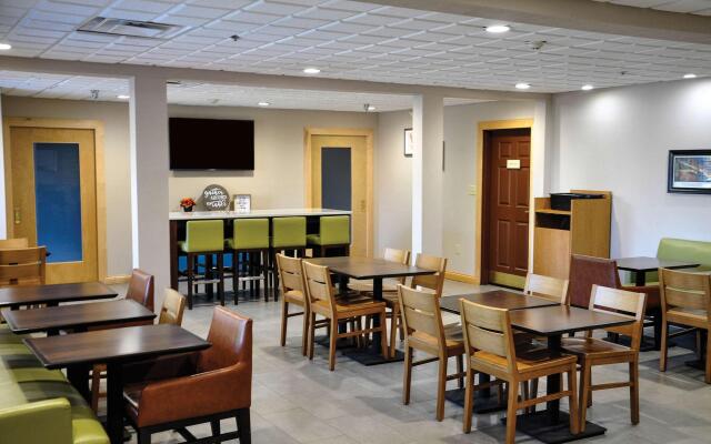 Country Inn & Suites by Radisson, Fairborn South, OH