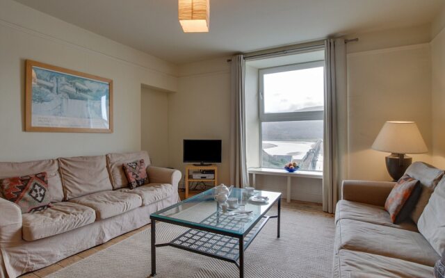 Modern Apartment Near the Estuary of the Mawddach River