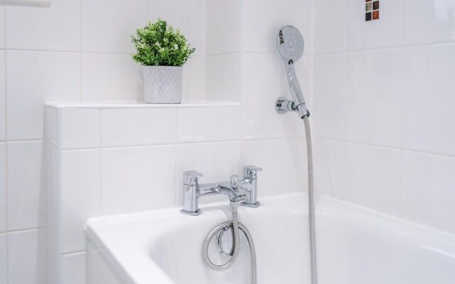 Beautiful 3-bed House in Salford,