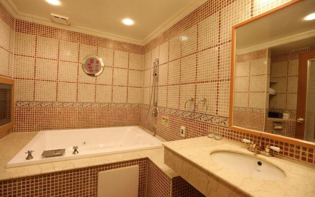Royal Group Motel Tainan Branch