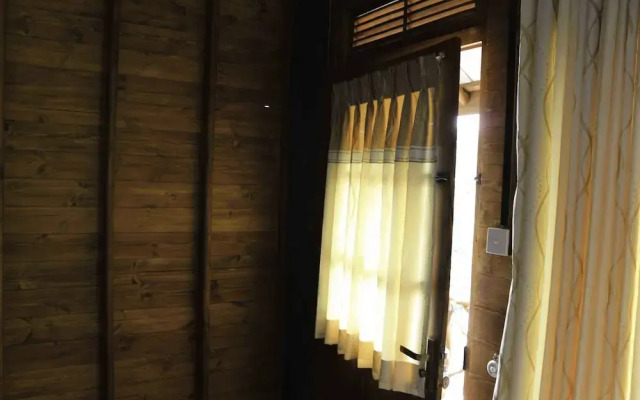 Yoho Okan Rock Wooden Cabana