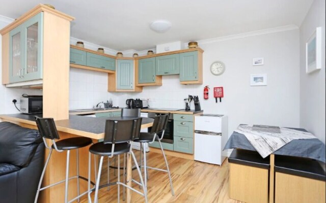 Sophisticated Apt in Trendy Leith Port District