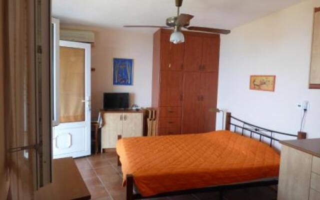 Chriason Studios & Apartments