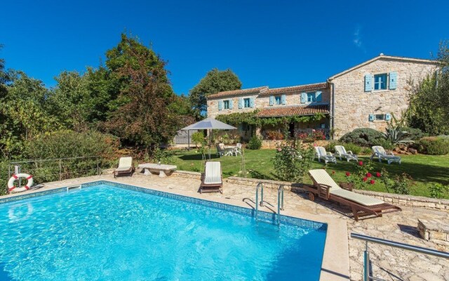 Authentic Villa in Tinjan With Private Pool