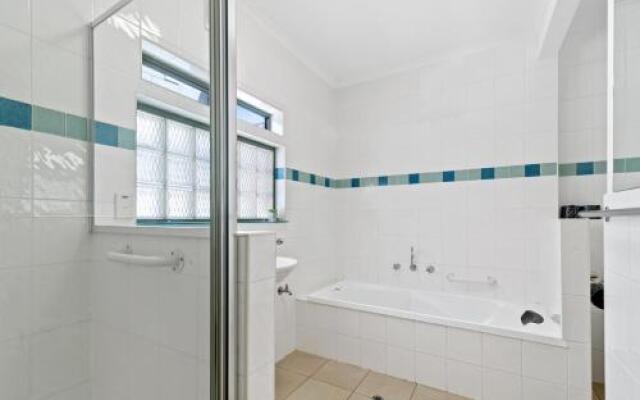 Black Dolphin Waterfront Apartment