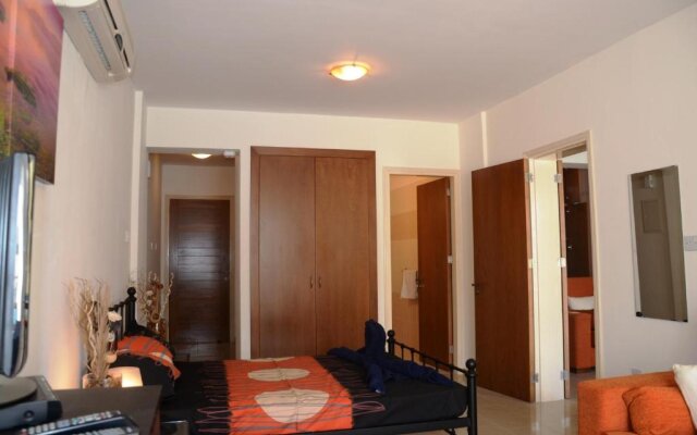 Studio with shower room E5 full kitchen poolside FREE WIFI