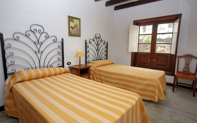 Spacious Villa in Haría With Swimming Pool
