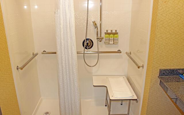Holiday Inn Express & Suites Bakersfield Airport by IHG