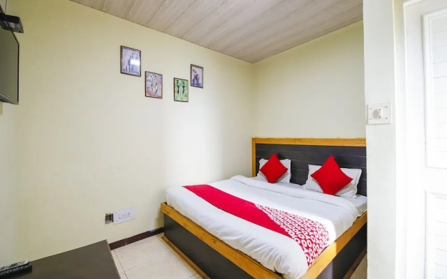 Oyo 18809 Mahamaya Palace