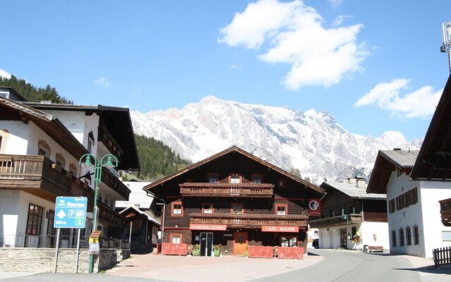 Contemporary Apartment With Ski Storage, Parking, Heating