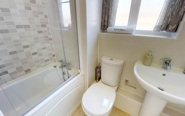 Stayzo - Cole Green Lane - Ideal for Your Next Staycation or Workcation Whole House With Wi-fi