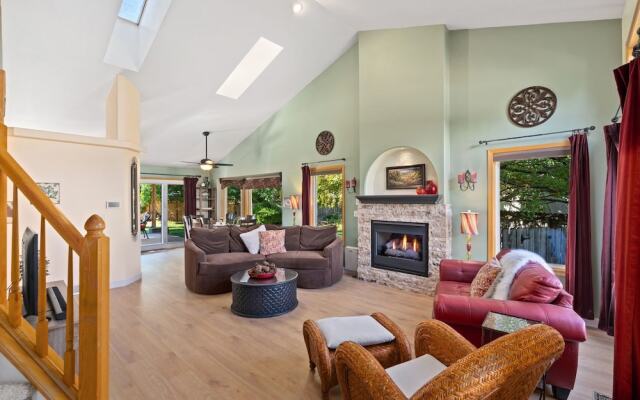 Parkside Gardens | Shady Private Yard W/ Hot Tub!