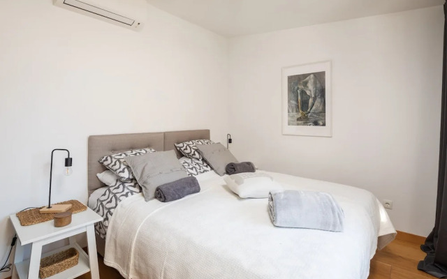 Modern apt With Terrace 4 min Walk to the Beach