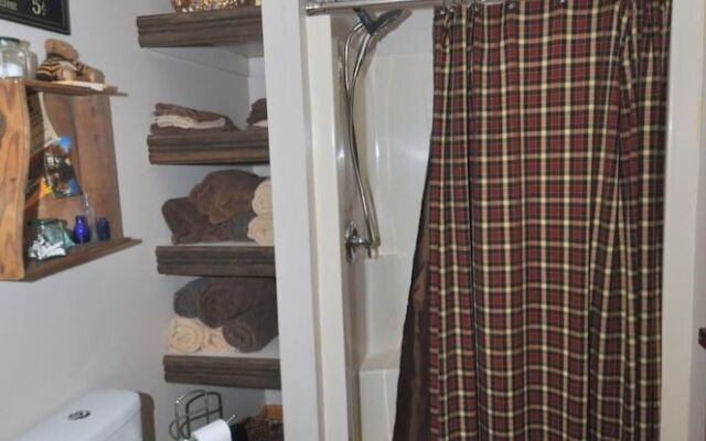 Sqyrls Nest - 3BR Retreat With a Hot Tub