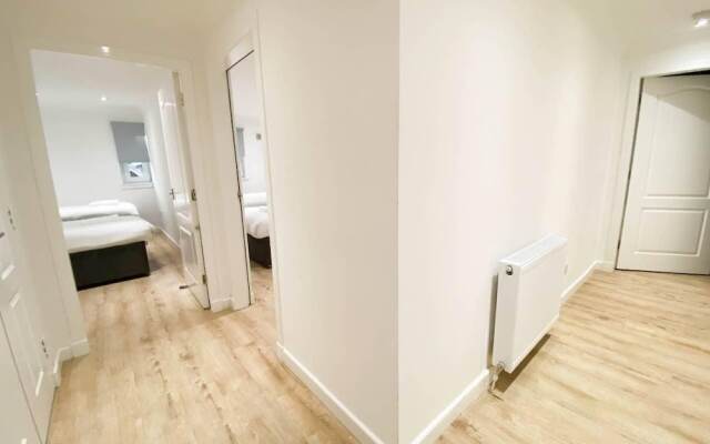 Large Modern 3 Bedroom Apartment - Free Parking