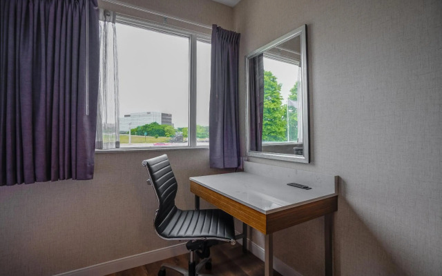 Monte Carlo Inn Oakville Suites