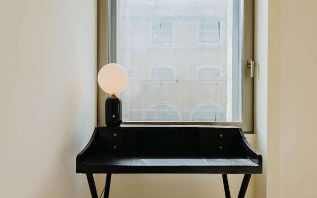 Lady Madonna in Lisboa Ciudad