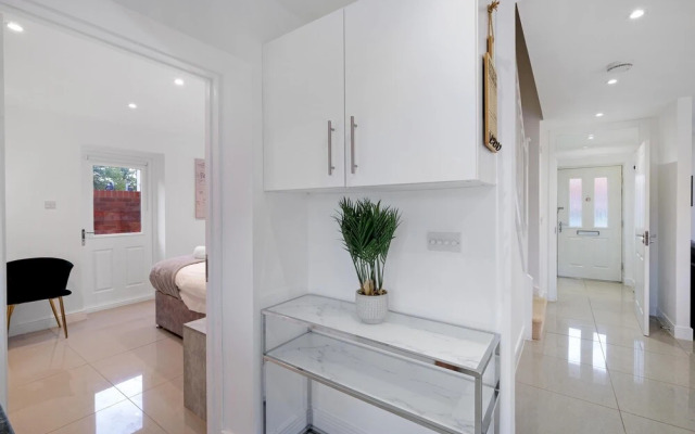 Luxury 5 bedroom Serviced Hse Leavesden