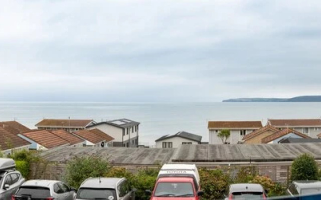 Seaside 3Bd Retreat With Balcony & Stunning Views