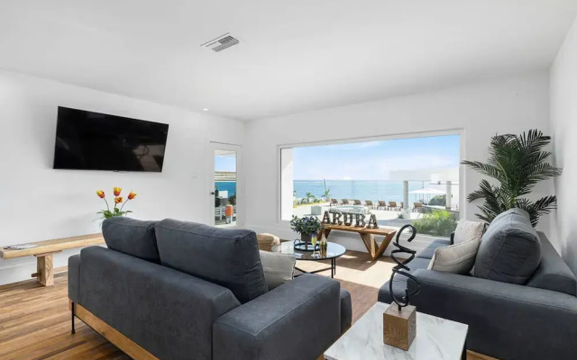 Beachfront Villa w Pool Sleeps 16 Dining Tub