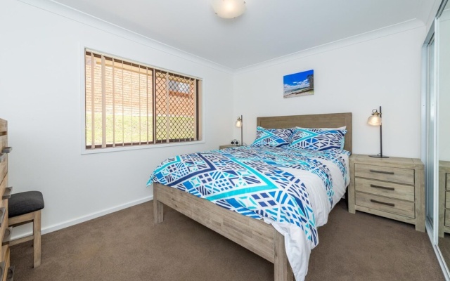 Kallaroo, 3 Kallaroo Street- great house with views, pool, WIFI and aircon – Guest Rooms – Corlette