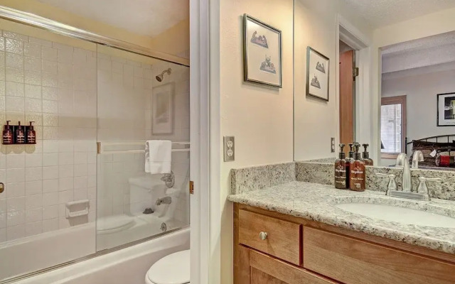 Alluring Lofty Condo In East Village - PG310 by RedAwning