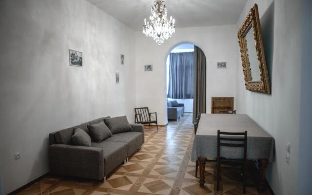 Huge Newly Renovated 3Br In Heart Of Tbilisi
