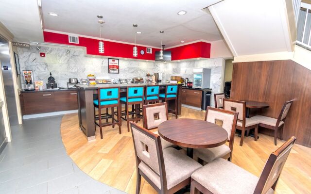 Econo Lodge Inn & Suites East Houston I-10