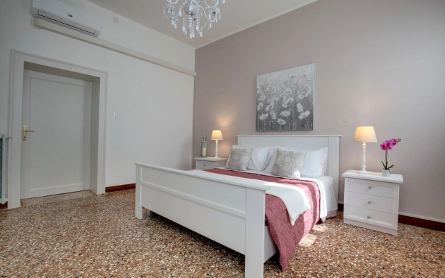 Accademia Opera Deluxe