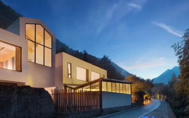 Qianlu Xiangju Hostel