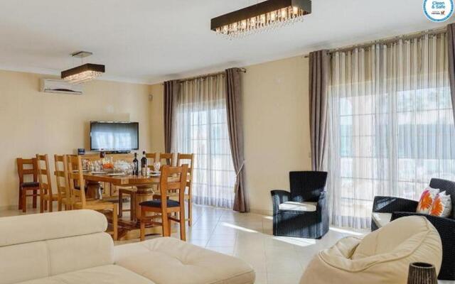 Villa Mikael - Free Wi-Fi - Aircon - Private Pool by bedzy