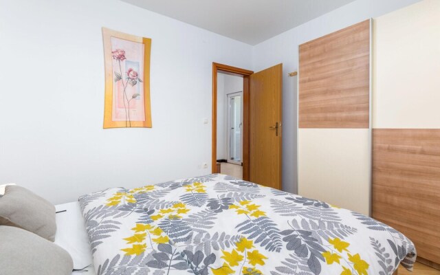 Amazing Apartment in Valbandon With Wifi and 2 Bedrooms