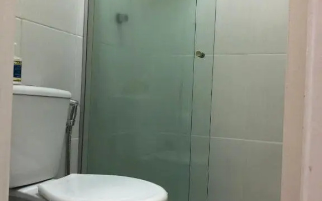 Village (Kitnet) com piscina, à 400mts da Praia.