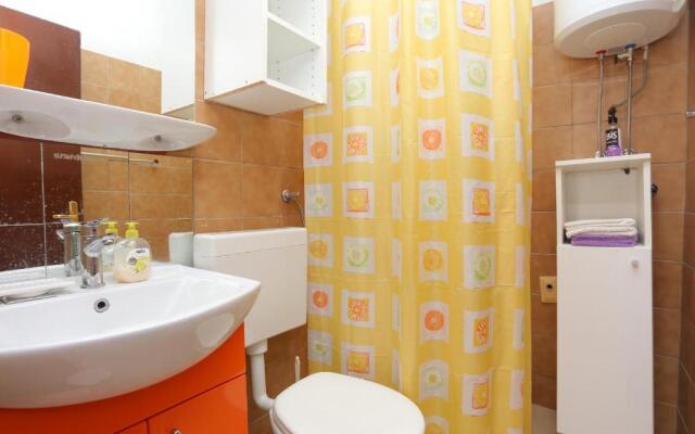 Apartments with WiFi Makarska - 19038