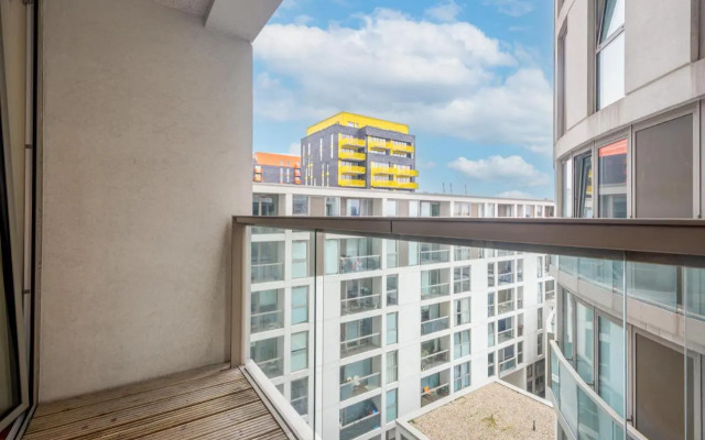 Lanterns Way At Canary Wharf By Mysquare