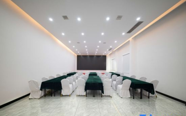 Qieman Theme Hotel (Shangqiu Railway Station Normal College)