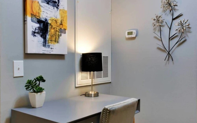 Creative & Cool 2br/2ba West Apt Home