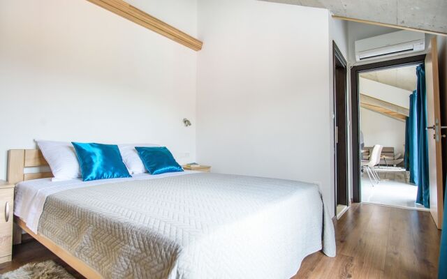 California Apartments III