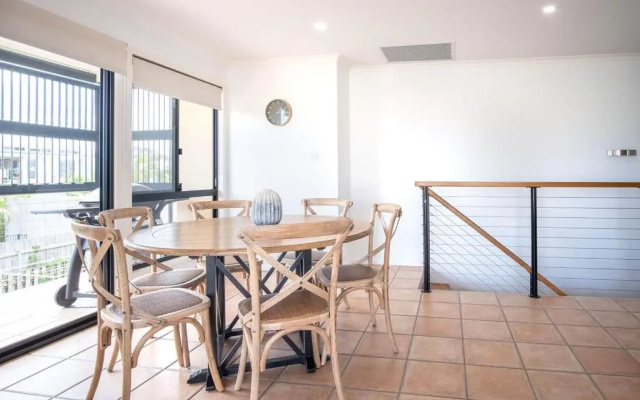 Stones Throw To Shelly Beach - Pet Friendly only a minutes walk to Shelly Beach! – Balcony – Shelly Beach