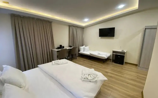 Aks Hotel