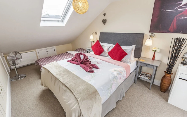 Greyhound Road Rooms