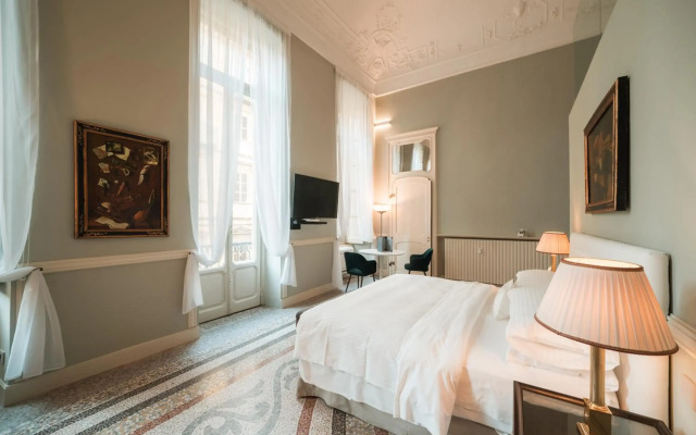 Royal Palace Luxury Suites & Hotel